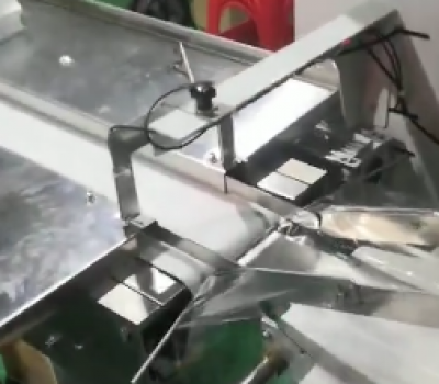 全自動(dòng)包裝機包裝護目鏡作業(yè)現場(chǎng)